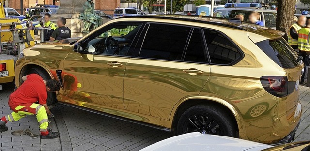 Ein goldener SUV wird nahe der Knigsallee in Dsseldorf abgeschleppt.  | Foto:  (dpa)