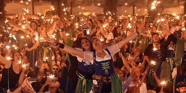 Das Oktoberfest in Mnchen,  bei dem d...s Badische Oktoberfest in Wasenweiler.  | Foto: Felix Hrhager (dpa)