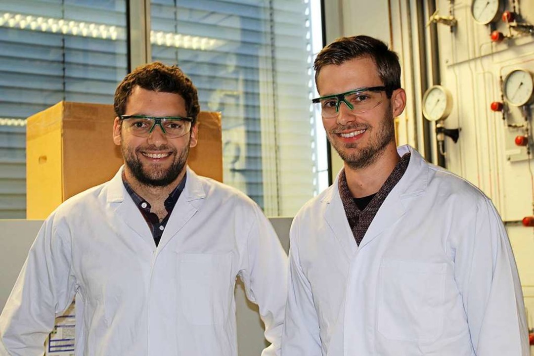 Chemie ist die Leidenschaft der beiden...mo Hees (links) und Carl Schirmeister.  | Foto: Anna Castro Ksel