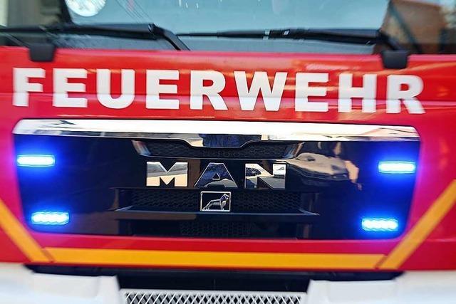 Auto brennt in der Nacht auf Dienstag in der Freiburger Wiehre vllig aus