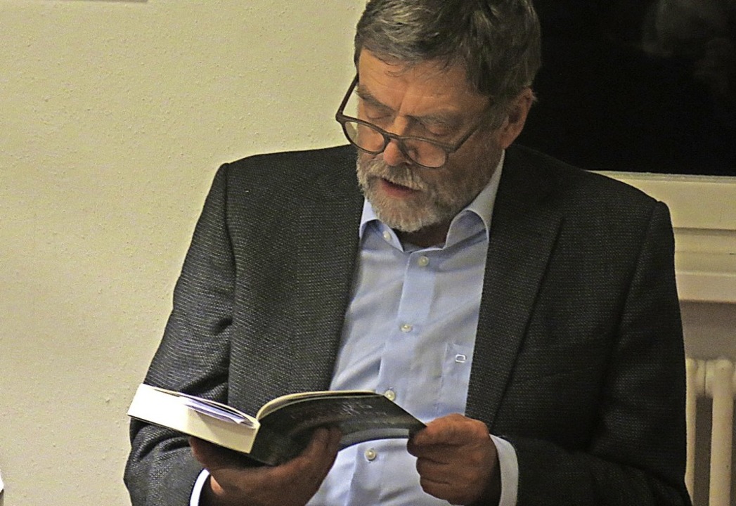Thomas Erle las in der Stadtbibliothek...e &#8222;Das Lied der Wchter&#8220;.   | Foto: Georg Vo