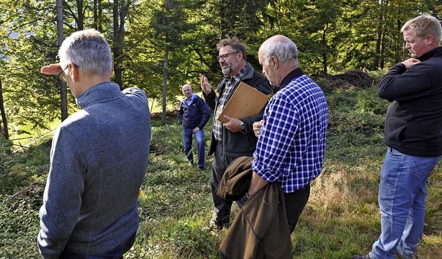 Forstdirektor Herbert Stiefvater (Bild...g zu einem Waldspaziergang eingeladen.  | Foto: Rainer Ruther