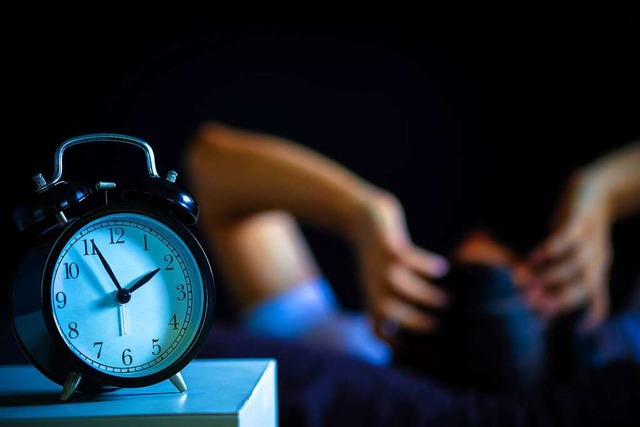 Den Blick auf den Wecker sollte man ve... einschlafen kann, empfehlen Experten.  | Foto: princeoflove / stock.adobe.com