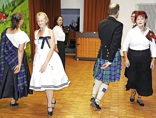 Daniela Steins schottische Tanzgruppe ...ingen des Raitbacher Herbstfests bei.   | Foto: Hans-Jrgen Hege