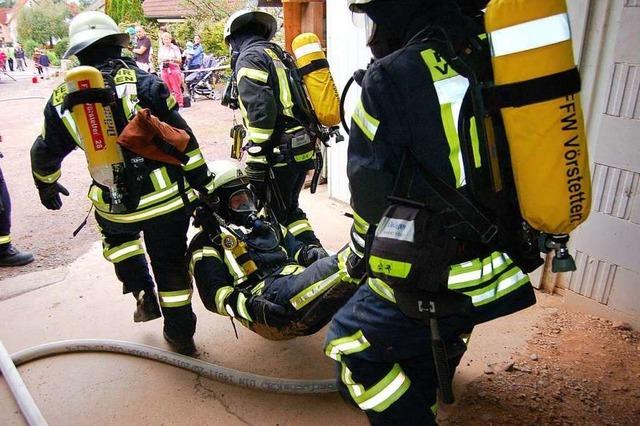 Vörstetter Feuerwehr und DRK üben gemeinsam einen Scheunenbrand