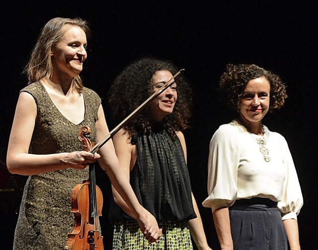 Die Musikerinnen und Maria Schrader (rechts)  | Foto: Annette Mahro