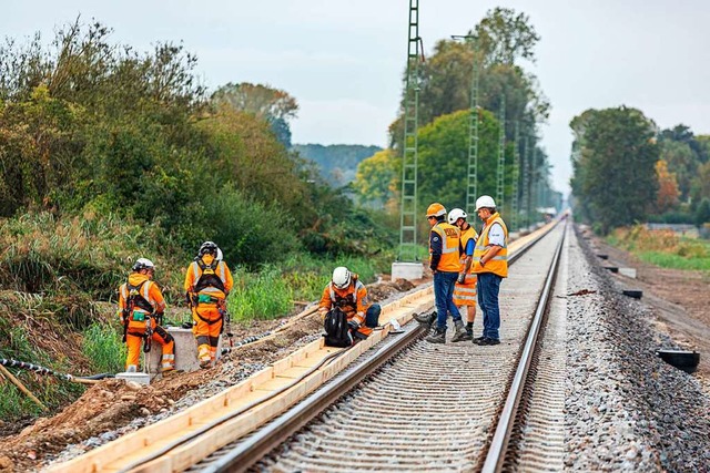 Bahnmitarbeiter arbeiten an der derzei...trecke zwischen Freiburg und Breisach.  | Foto: Hubert Gemmert