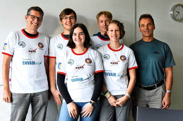 Die Emmendinger haben extra T-Shirts a..., Lea Errerd und Kollege Thomas Riedel  | Foto: Markus Zimmermann