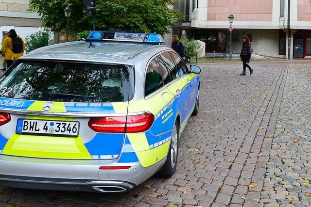 Polizisten bewachen die Synagoge in Freiburg  | Foto: Ingo Schneider