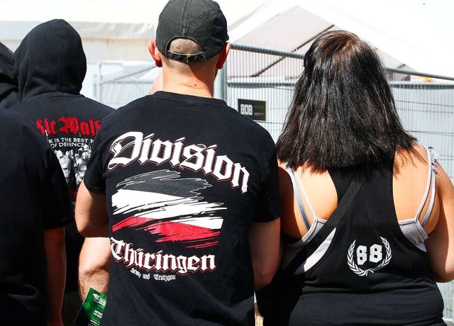 Besucher eines Rechtsrockfestivals im ... hrter vorgehen, auch mit Verboten.    | Foto: Bodo Schackow (dpa)