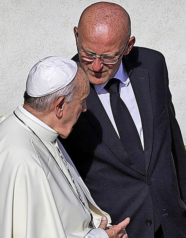 Domenico Giani mit dem Papst  | Foto: Alessandra Tarantino (dpa)