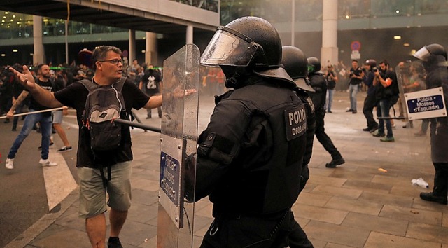 Demonstranten und Polizisten am Montag am Flughafen von Barcelona  | Foto: Emilio Morenatti (dpa)
