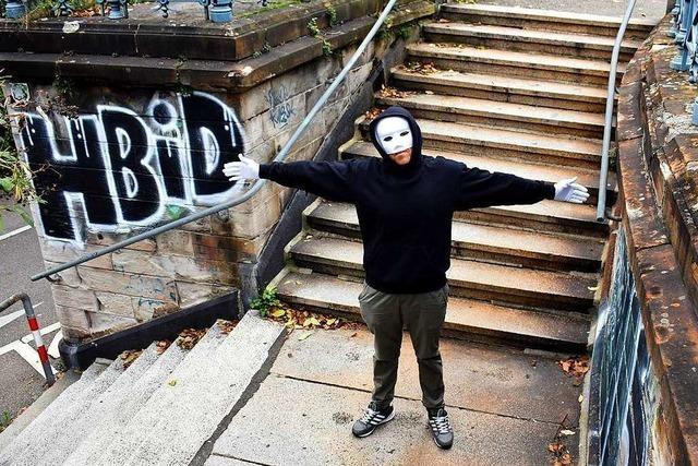 Der maskierte Rapper Keiner schenkt Freiburg eine neue Hymne