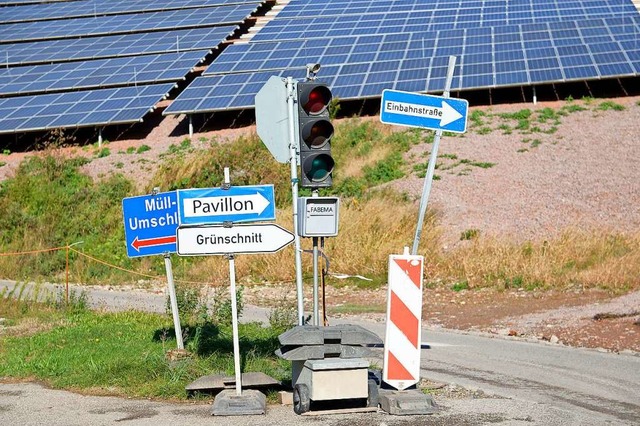 Schilder am Deponiefu weien den Weg ...schiedenen Anlagen auf dem Eichelbuck.  | Foto: Ingo Schneider