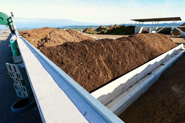 In der Kompostanlage auf der Mllbergk... Planenwickler (rechts) einsatzbereit.  | Foto: Ingo Schneider