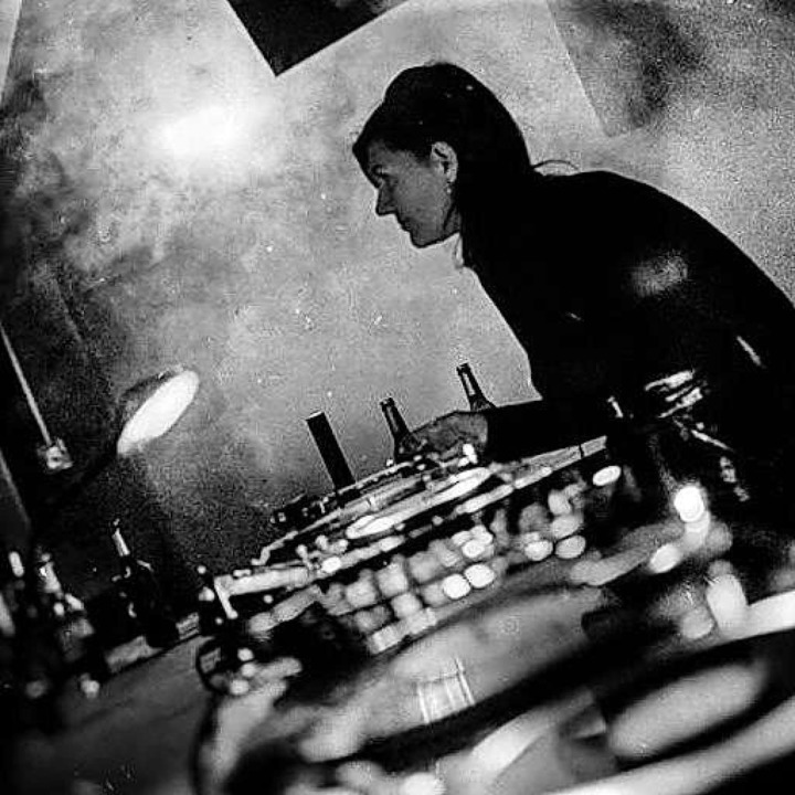 Die Offenbacher DJ Jenne ist am Samtag...ne Roof Raving im Freizeichen zu Gast.  | Foto: Typ F Fotografie