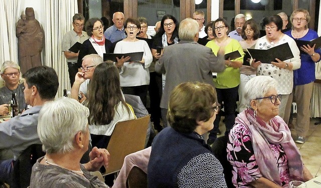 Der Kirchenchor Hecklingen beim Mitarbeiterfest  | Foto: Reiner Merz