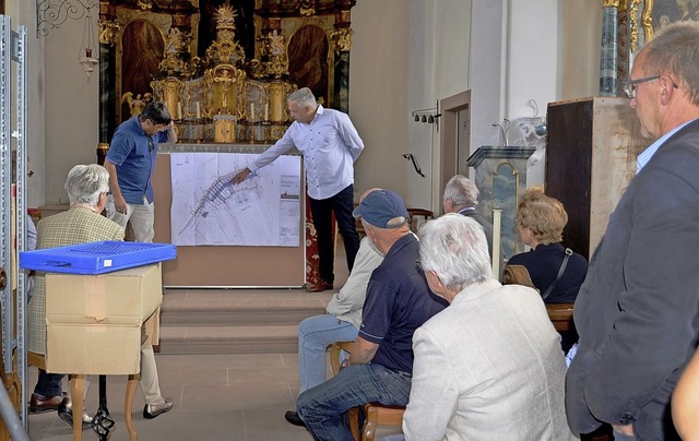 Michael Kaltenbach erluterte anhand d...an der Pfarrkirche in Kiechlinsbergen.  | Foto: Roland Vitt