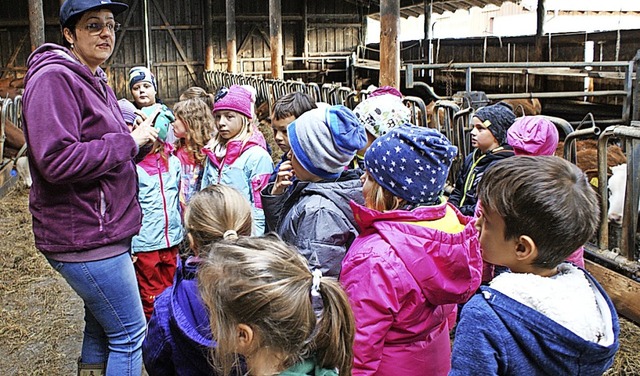Tina Dreher-Graf mit den Kindern im Stall  | Foto: Sabine Imping