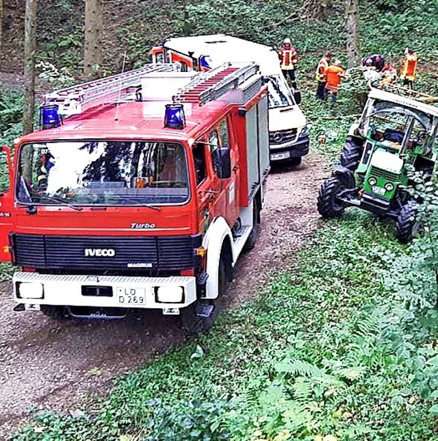 Die Feuerwehr brachte den Verletzten in den Rettungswagen.  | Foto: FFW Kleines Wiesental