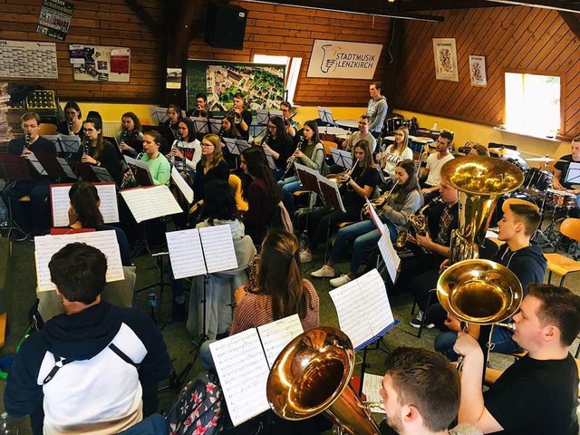 Rund 40 Musiker spielen in dem neuen Orchester zusammen.   | Foto: Veranstalterbild