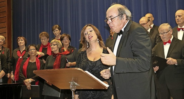 Die Chorleiterkollegen Gudula Gertzen ...sch sangen ein sehnsuchtsvolles Duett.  | Foto: Christa Rinklin