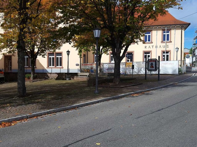 Am Klosterplatz sollen neben der Fahrb...gsgerichtet zwei Parkpltze entstehen.  | Foto: Beate Zehnle-Lehmann
