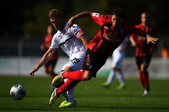 Nishan Burkart (rechts) vergab die gro...m Nachholspiel beim FC Bayern Alzenau.  | Foto: Patrick Seeger