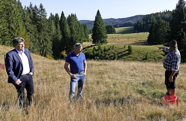Markus Kpfer (rechts) und Thomas Spie...turschutzgebiet Taubenmoos  anstehen.   | Foto: Claudia Renk