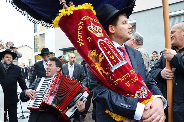 Die jdische Gemeinde in Lrrach feier... Rabbiner Flomenmann trgt sie im Arm.  | Foto: Barbara Ruda