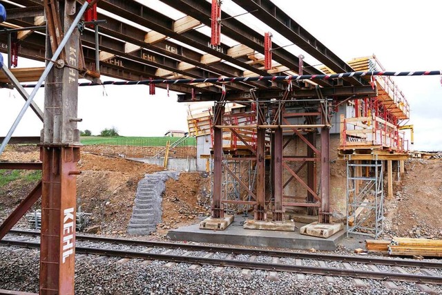 Die Arbeiten an der Hllentalstrecke O... der Bauarbeiten noch errechnet wurde.  | Foto: Peter Stellmach