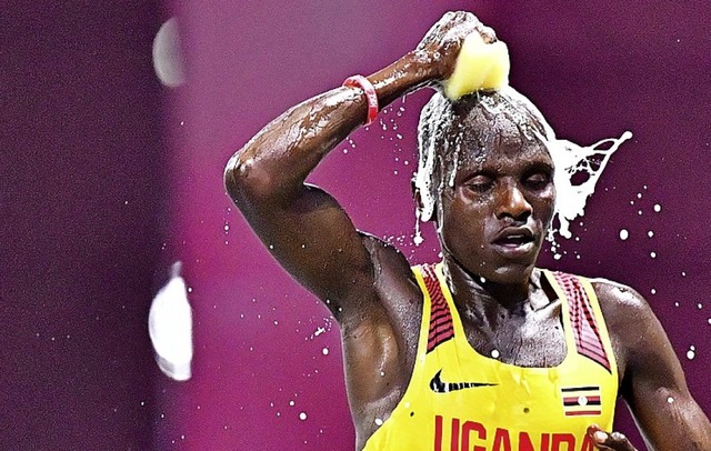 Fred Musobo aus Uganda kmpft  bei der WM in Doha mit den Temperaturen.  | Foto: GIUSEPPE CACACE (AFP)