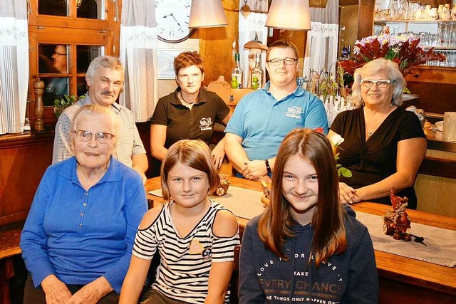 Neustart auf dem Schillighof: Rolf Asa...nd  Emily und Nelly (vorne von links).  | Foto: Edgar Steinfelder