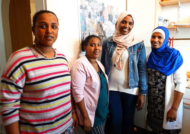 Zemenai, Saba, Nutiay und Mahbouba (vo...Spezialitten aus Eritrea prsentiert.  | Foto: Ulrike Gau