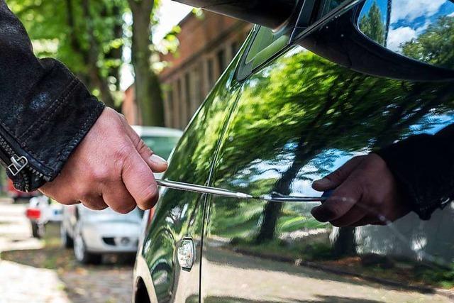 Autobesitzer erwischt Mann, der seinen Wagen zerkratzt, auf frischer Tat