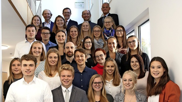 26 neue Studenten beginnen ihre akadem...ranikas sowie Schulleiter Udo Waninger  | Foto: Susanne Kanele