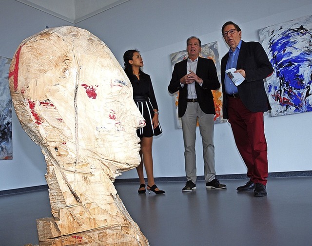 Galerist Winfried Heid (Mitte) und das...ulptur des Knstlers Manfred Fischer.   | Foto: Michael Haberer