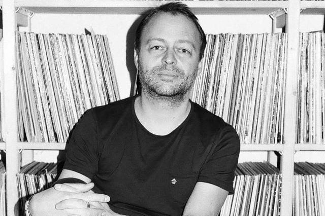 DJ und Root-Down-Veranstalter Rainer Trby in seinem Plattenzimmer.  | Foto: Bernado Aviles-Busch