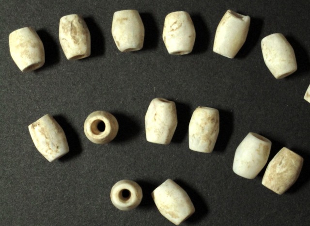 Kette aus 16 Kalksteinperlen, gefunden in Ammerbuch.  | Foto: M.Korolnik (Uni Tbingen)