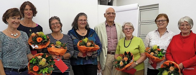 Mit Blumen und einem Prsent ehrte der...gjhriges mitmenschliches Engagement.   | Foto: Dorothee Philipp