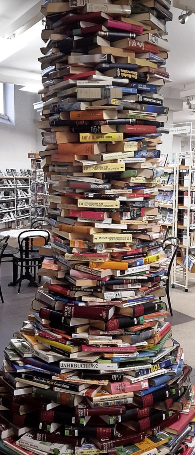 Aus wie vielen Bchern besteht der Bcherturm in der Stadtbibliothek?  | Foto: Ellen Benz