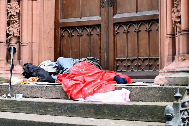 Nicht nur wer auf der Kirchentreppe se...lt als arm. Armut hat viele Gesichter.  | Foto: Barbara Puppe