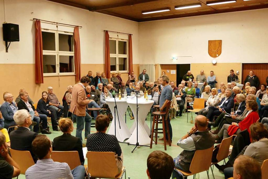Volles Haus in der Wiesleter Halle, hi...og, links) und Alexander Sladek (EWS).  | Foto: Sarah Trinler
