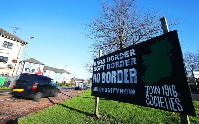 Londonderry: Der Slogan &quot;Hard Bor... der Republik Irland protestiert wird.  | Foto: Jonathan Porter, PressEye