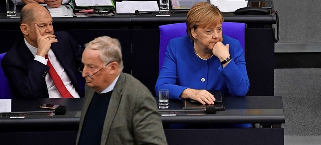 Olaf Scholz (SPD) und Angela Merkel (C...Alexander Gauland (vorne) zu sprechen.  | Foto: JOHN MACDOUGALL (AFP)