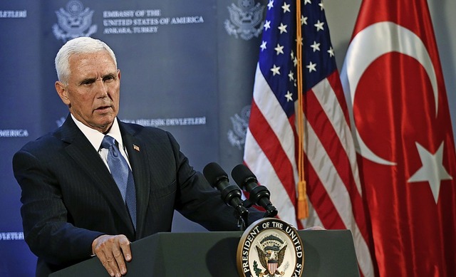 Mike Pence, Vizeprsident der USA, ber...fenruhe in Nordsyrien geeinigt haben.   | Foto: Burhan Ozbilici (dpa)