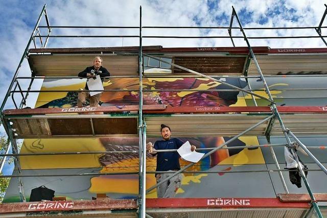 Die Streetartknstler Tasso und Bane gestalten die Lrracher Rosenfelshalle