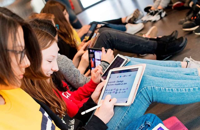 Schlerinnen mit iPads: So kann Digitalisierung an Schulen aussehen.  | Foto: Julian Stratenschulte