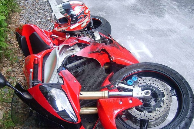 Der Blechschaden beim Motorrad liegt circa bei 1000 Euro (Symbolbild).  | Foto: polizei
