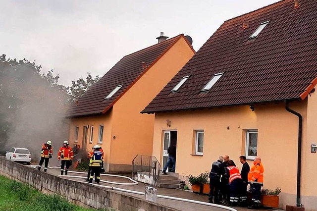 Einen Kellerbrand in Gndlingen lscht...eisacher Feuerwehr am Donnerstagabend.  | Foto: Christine Weirich